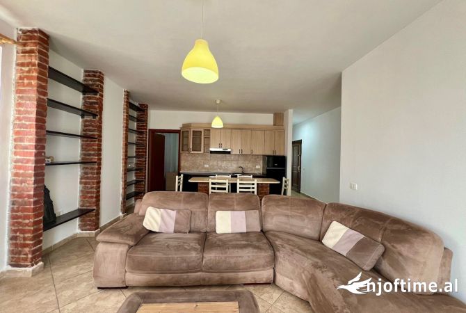 Shtepi ne shitje Apartament ne Tirane, 3+1, Mobilimi E mobiluar, Pagesa 139,000  Euro.