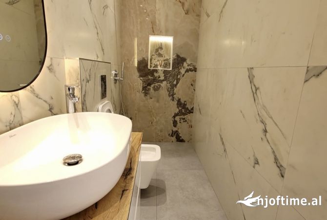 Shtepi ne shitje Apartament ne Tirane, 2+1, Mobilimi Bosh, pa mobiluar, Pagesa 210,000  Euro.