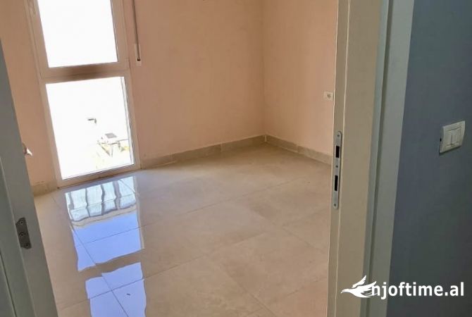 Shtepi ne shitje Apartament ne Tirane, 2+1, Mobilimi Pjeserisht e mobiluar, Pagesa 193,000  Euro.