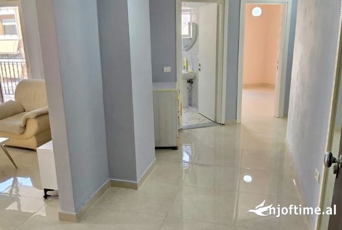 Shtepi ne shitje Apartament ne Tirane, 2+1, Mobilimi Pjeserisht e mobiluar, Pagesa 193,000  Euro.
