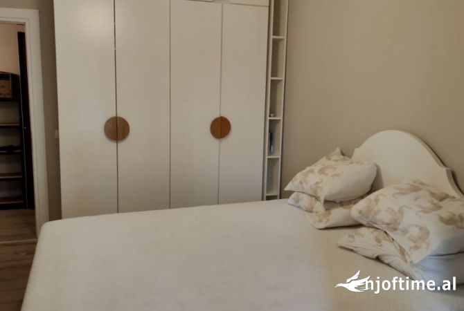 Shtepi ne shitje Apartament ne Tirane, 2+1, Mobilimi E mobiluar, Pagesa 290,000  Euro.