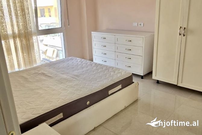 Shtepi ne shitje Apartament ne Tirane, 2+1, Mobilimi E mobiluar, Pagesa 193,000  Euro.