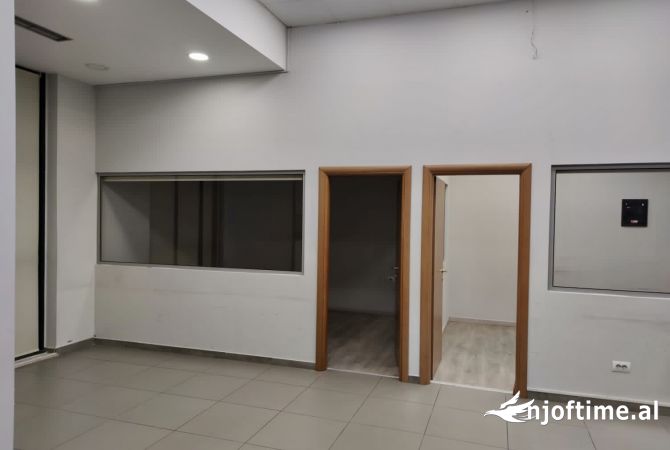 Ambient biznesi me qera 3+1 ne Tirane - 1,400 Euro