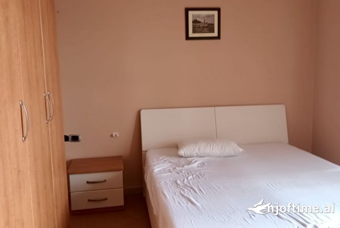 Shtepi ne shitje Apartament ne Tirane, 3+1, Mobilimi E mobiluar, Pagesa 280,000  Euro.