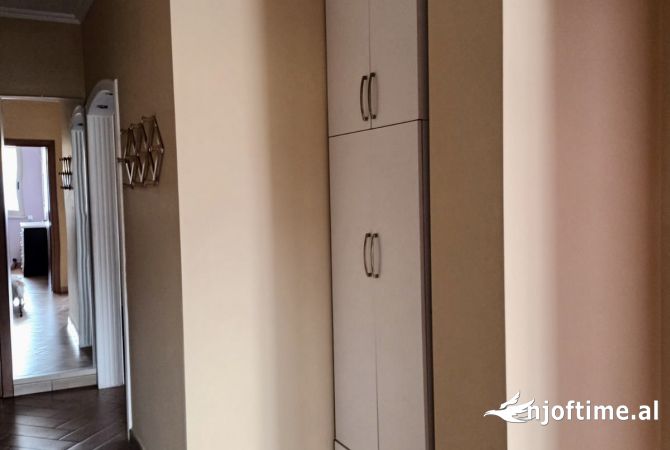 Shtepi ne shitje Apartament ne Tirane, 3+1, Mobilimi E mobiluar, Pagesa 280,000  Euro.