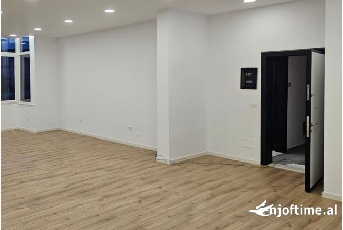 Ambiente Commerciale in Vendita 3+1 a Tirana - 230,000 Euro