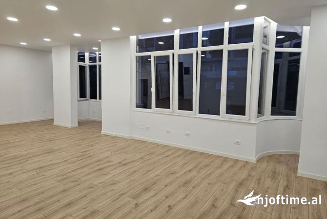 Ambiente Commerciale in Vendita 3+1 a Tirana - 230,000 Euro