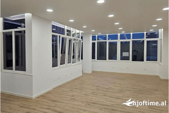 Shitet Ambjent Biznesi afer Square 21