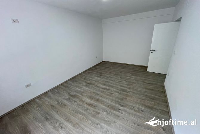 Ambiente Commerciale in Vendita 3+1 a Tirana - 400 Euro