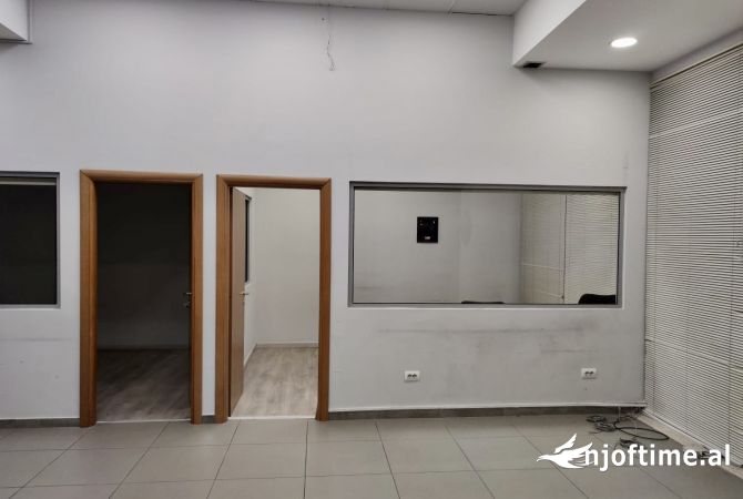 Ambiente Commerciale in Vendita 3+1 a Tirana - 324,000 Euro