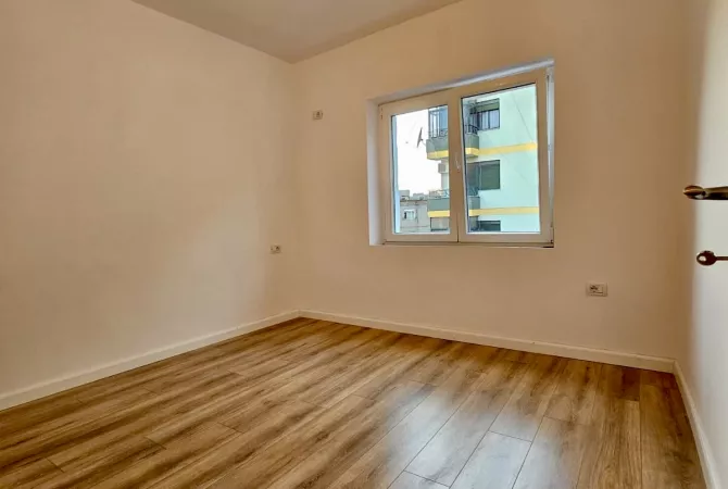 Shtepi ne shitje Apartament ne Tirane, 1+1, Mobilimi Bosh, pa mobiluar, Pagesa 98,000  Euro.