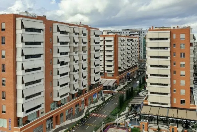 Ambiente Commerciale in Affitto 3+1 a Tirana - 6,500 Euro