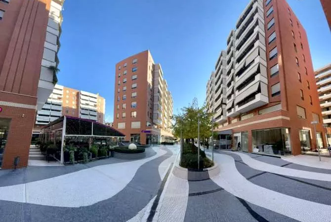 Ambiente Commerciale in Affitto 3+1 a Tirana - 6,500 Euro