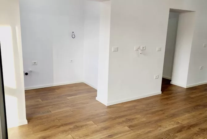 Shtepi ne shitje Apartament ne Tirane, 2+1, Mobilimi Bosh, pa mobiluar, Pagesa 155,000  Euro.