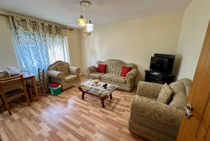 Shtepi ne shitje Apartament ne Tirane, 2+1, Mobilimi E mobiluar, Pagesa 117,000  Euro.