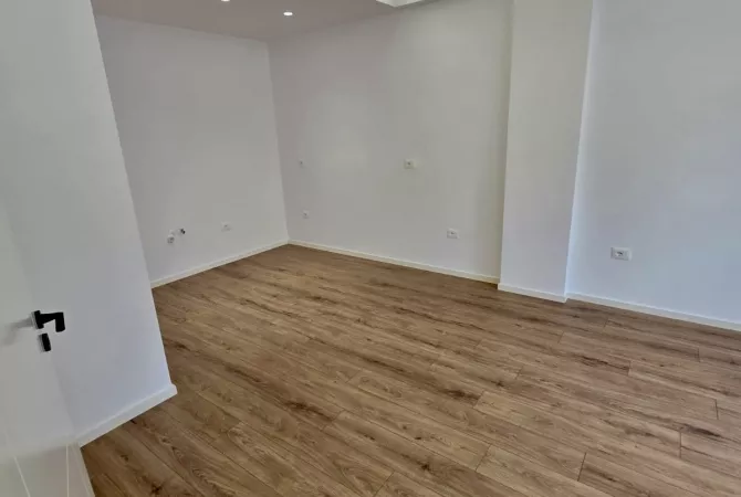 Shtepi ne shitje Apartament ne Tirane, 2+1, Mobilimi Bosh, pa mobiluar, Pagesa 210,000  Euro.