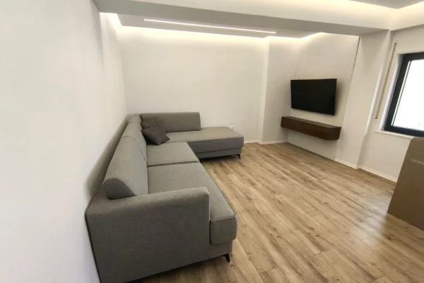 Shtepi ne shitje Apartament ne Tirane, 1+1, Mobilimi E mobiluar, Pagesa 165,000  Euro.