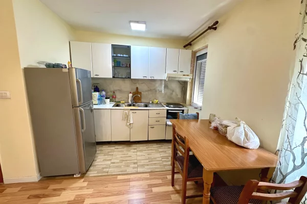 Shtepi ne shitje Apartament ne Tirane, 2+1, Mobilimi E mobiluar, Pagesa 117,000  Euro.