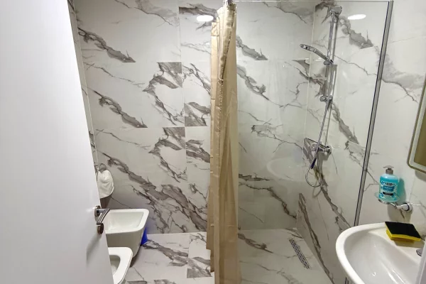 Shtepi me qera Apartament ne Tirane, 2+1, Mobilimi E mobiluar, Pagesa 600  Euro.