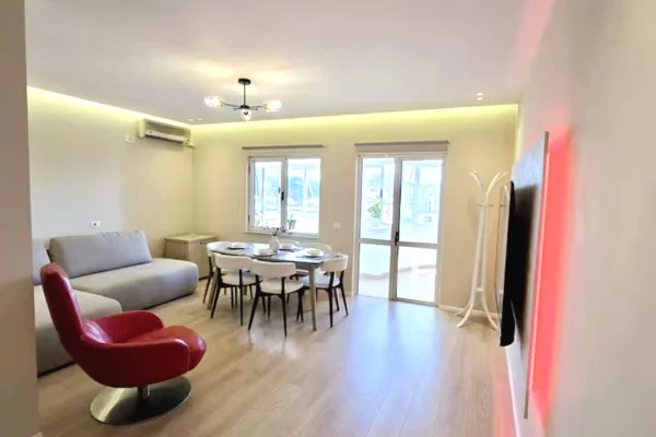 Shtepi me qera Penthose(kati i fundit panoramik) ne Tirane, 2+1, Mobilimi E mobiluar, Pagesa 1,200  Euro.