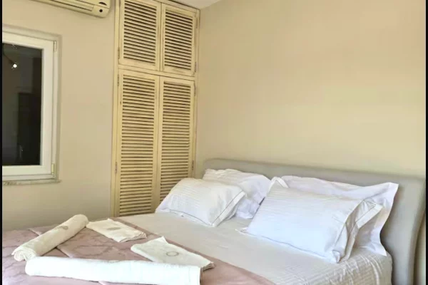 Shtepi me qera Penthose(kati i fundit panoramik) ne Tirane, 2+1, Mobilimi E mobiluar, Pagesa 1,200  Euro.