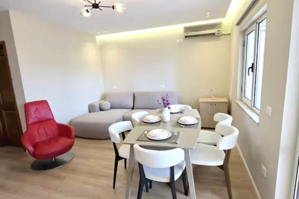 Shtepi me qera Penthose(kati i fundit panoramik) ne Tirane, 2+1, Mobilimi E mobiluar, Pagesa 1,200  Euro.