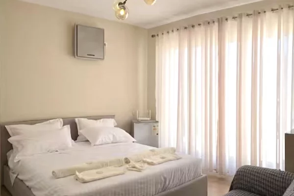 Shtepi me qera Penthose(kati i fundit panoramik) ne Tirane, 2+1, Mobilimi E mobiluar, Pagesa 1,200  Euro.