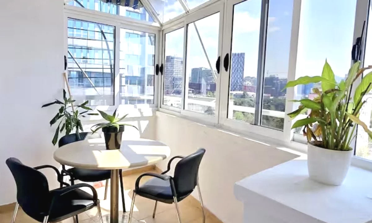 Shtepi me qera Penthose(kati i fundit panoramik) ne Tirane, 2+1, Mobilimi E mobiluar, Pagesa 1,200  Euro.