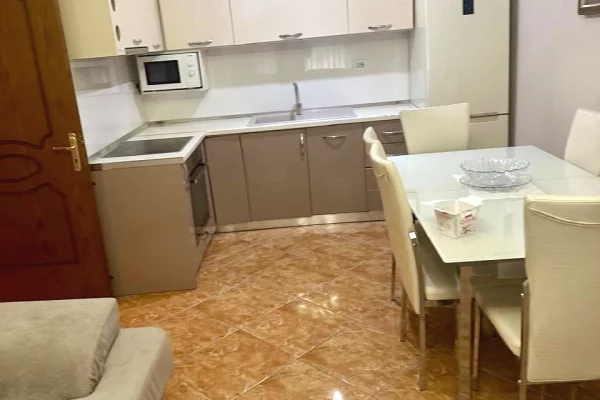 Shtepi me qera Apartament ne Tirane, 2+1, Mobilimi E mobiluar, Pagesa 650  Euro.