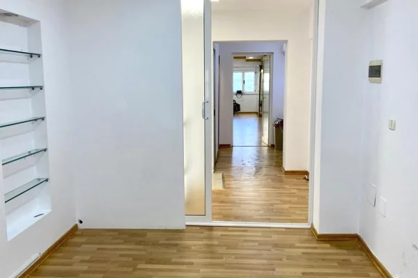 Ambient biznesi me qera 3+1 ne Tirane - 140,000 Leke