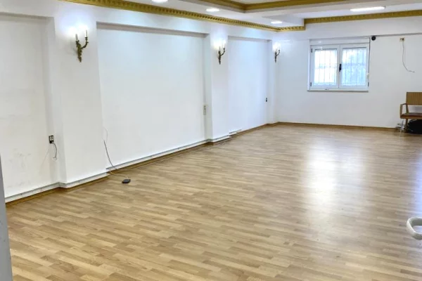 Qera Ambjent ne Qender te Piaca