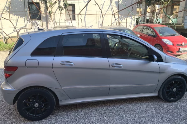 Makina ne shitje ne Tirane - 3,850 Euro