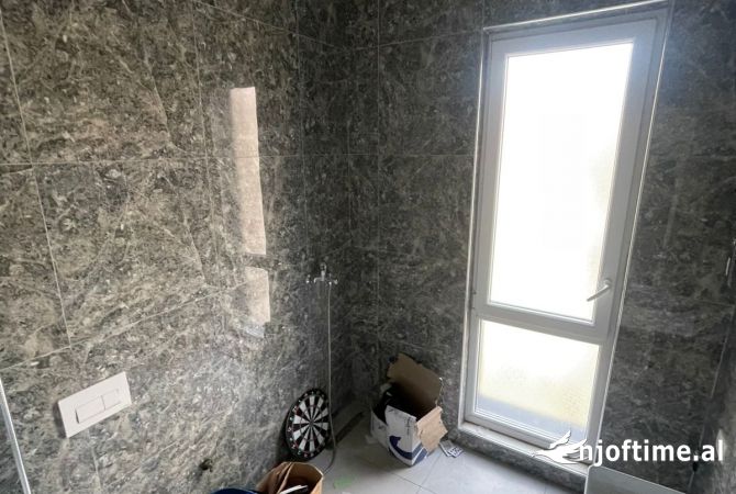 Shtepi ne shitje Apartament ne Tirane, 2+1, Mobilimi Bosh, pa mobiluar, Pagesa 260,000  Euro.