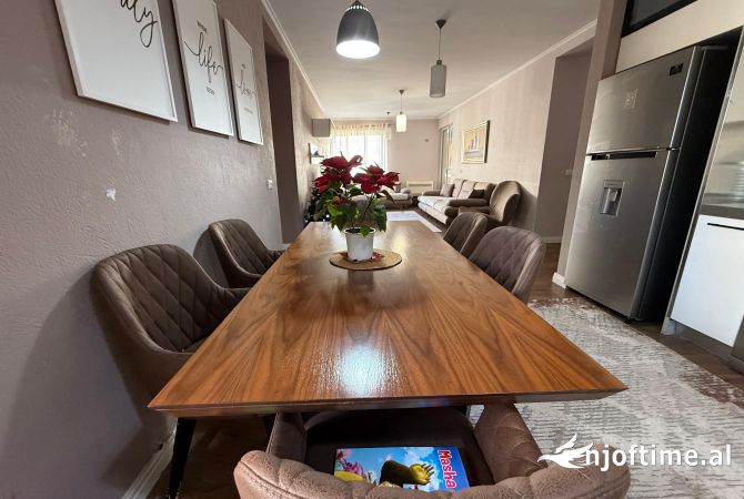 Shtepi ne shitje Apartament ne Tirane, 3+1, Mobilimi E mobiluar, Pagesa 308,000  Euro.
