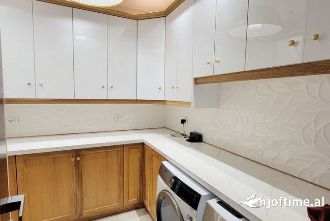 Shtepi ne shitje Penthose(kati i fundit panoramik) ne Tirane, 6+1, Mobilimi E mobiluar, Pagesa 1,500,000  Euro.