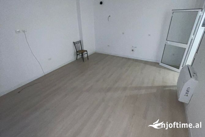 Shtepi me qera Apartament ne Tirane, 2+1, Mobilimi Bosh, pa mobiluar, Pagesa 750  Euro.