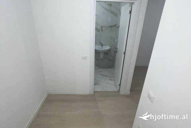 Shtepi me qera Apartament ne Tirane, 2+1, Mobilimi Bosh, pa mobiluar, Pagesa 750  Euro.
