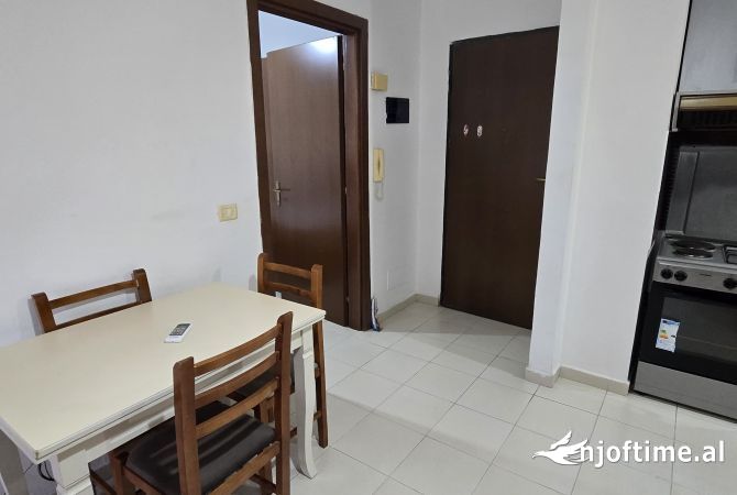 Shtepi me qera Apartament ne Tirane, 1+1, Mobilimi E mobiluar, Pagesa 450  Euro.