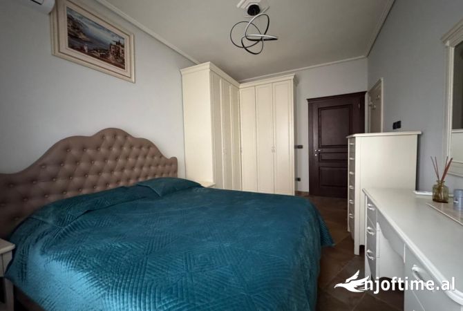 Shtepi me qera Apartament ne Tirane, 3+1, Mobilimi E mobiluar, Pagesa 1,300  Euro.