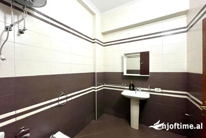 Shtepi me qera Apartament ne Tirane, 4+1, Mobilimi Pjeserisht e mobiluar, Pagesa 1,200  Euro.