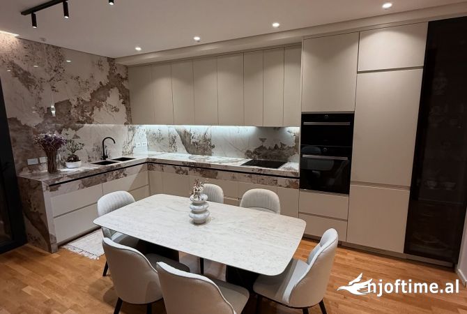 Shtepi ne shitje Apartament ne Tirane, 3+1, Mobilimi E mobiluar, Pagesa 416,000  Euro.