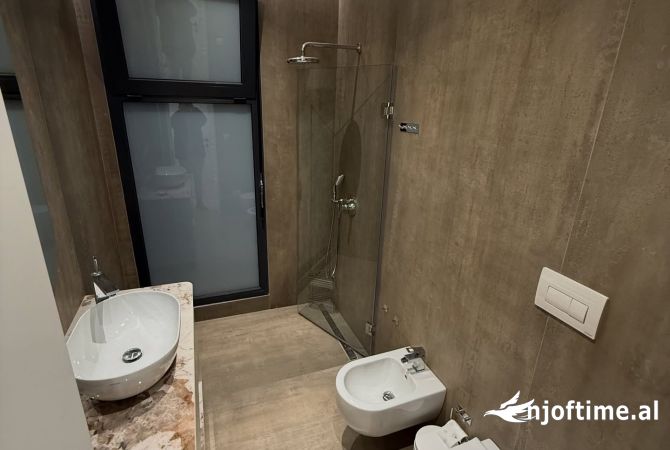Shtepi ne shitje Apartament ne Tirane, 3+1, Mobilimi E mobiluar, Pagesa 416,000  Euro.