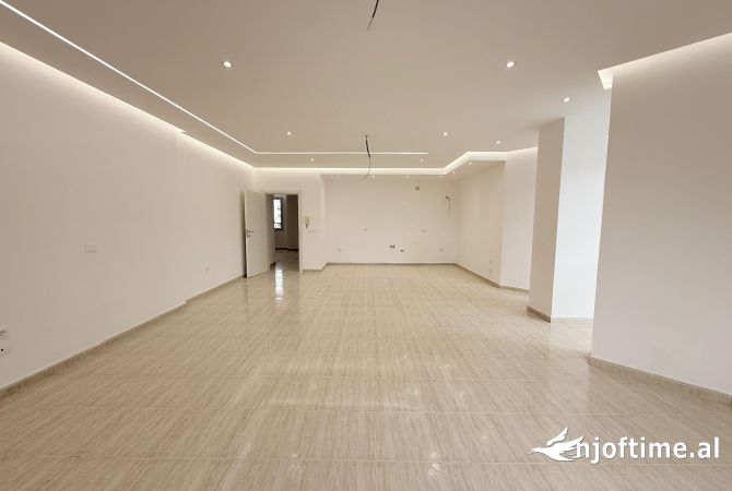Ambient biznesi me qera 3+1 ne Tirane - 1,700 Euro