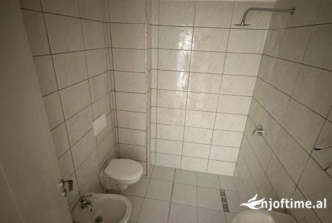 Shtepi ne shitje Apartament ne Tirane, 2+1, Mobilimi Bosh, pa mobiluar, Pagesa 100,000  Euro.
