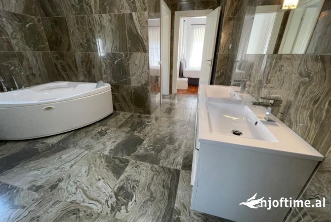 Shtepi me qera Vila Luksoze ne Tirane, 6+1, Mobilimi E mobiluar, Pagesa 4,800  Euro.