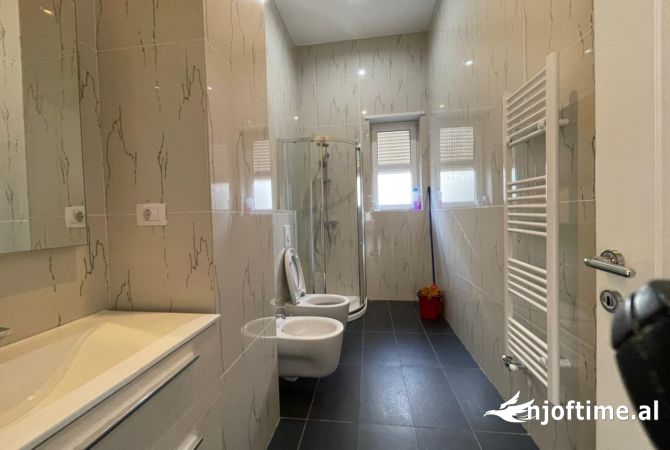 Shtepi me qera Vila Luksoze ne Tirane, 6+1, Mobilimi E mobiluar, Pagesa 4,800  Euro.