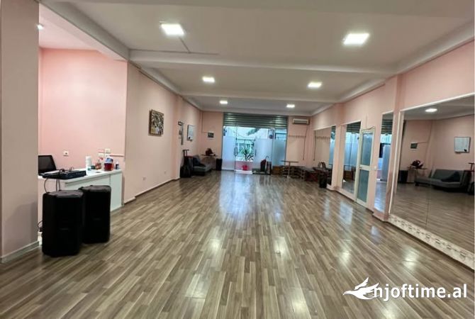 Ambient biznesi ne shitje 3+1 ne Tirane - 280,000 Euro