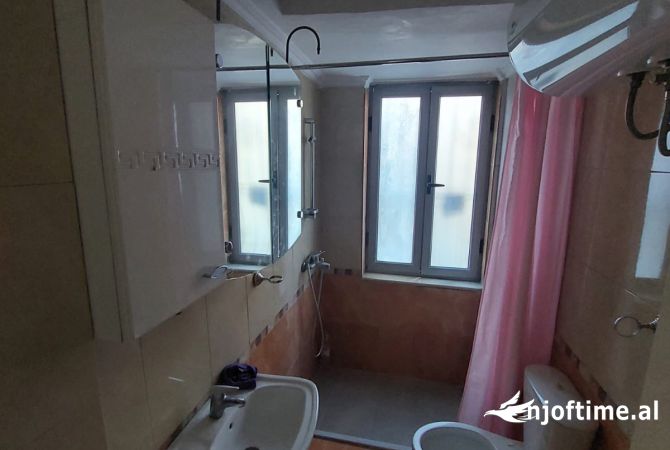 Shtepi ne shitje Apartament ne Tirane, 2+1, Mobilimi E mobiluar, Pagesa 188,000  Euro.