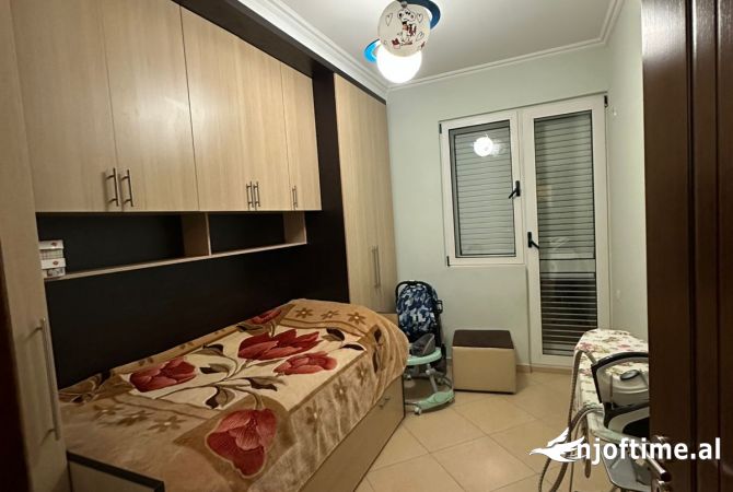 Shtepi ne shitje Apartament ne Tirane, 2+1, Mobilimi E mobiluar, Pagesa 113,000  Euro.