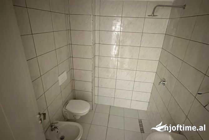 Shtepi ne shitje Apartament ne Tirane, 2+1, Mobilimi Bosh, pa mobiluar, Pagesa 100,000  Euro.